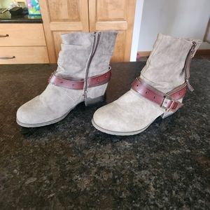 Adorable jellypop ankle boots, taupe color, size 8.